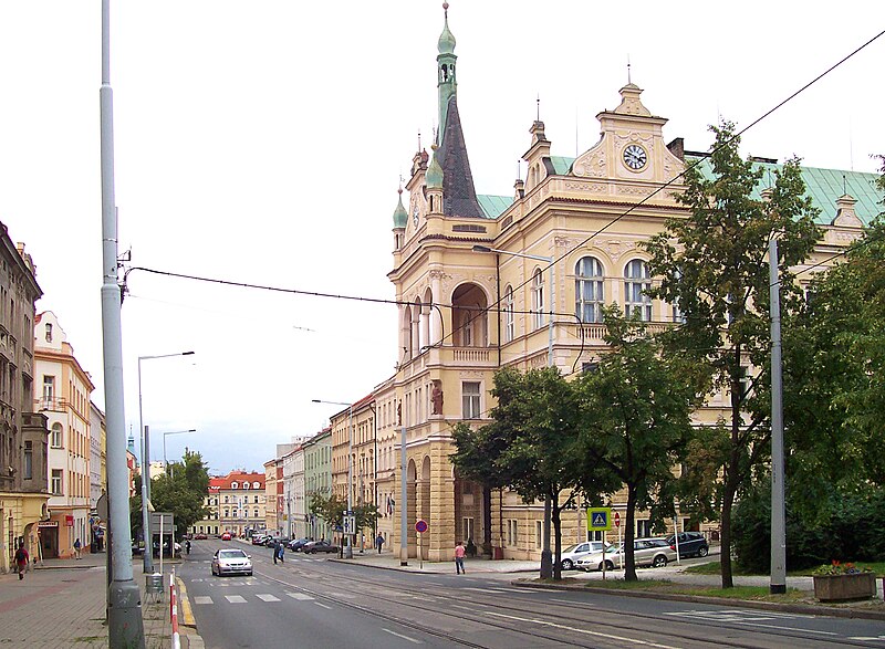 File:Nusle, Táborská, radnice.jpg