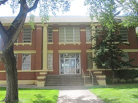 Foto van de ingang van het Oldham County Courthouse