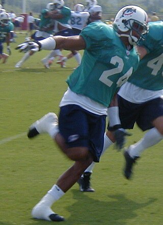 <span class="mw-page-title-main">Omare Lowe</span> American football player (born 1978)