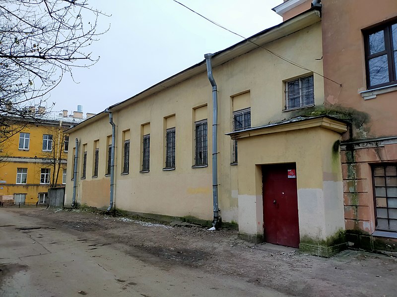 File:One-story outbuilding, Alexandrinsky merchant gymnasium, Tambovskaya 80 Saint Petersburg, December 2022.i.jpg