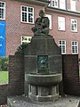 Brunnenfigur Mutter und Kind am Kunst- und Mediencampus Hamburg