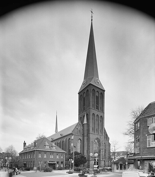 File:Overzicht noordwestgevel met kerktoren en voorgevel en rechter zijgevel pastorie - Hengelo - 20351290 - RCE.jpg