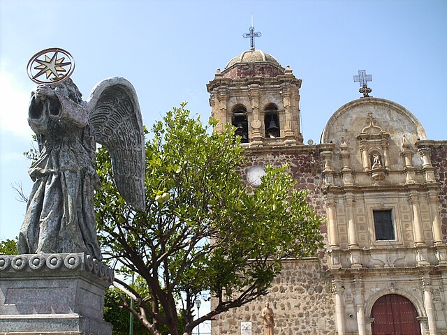 Image: Parroquia de Santiago Apóstol con ángel
