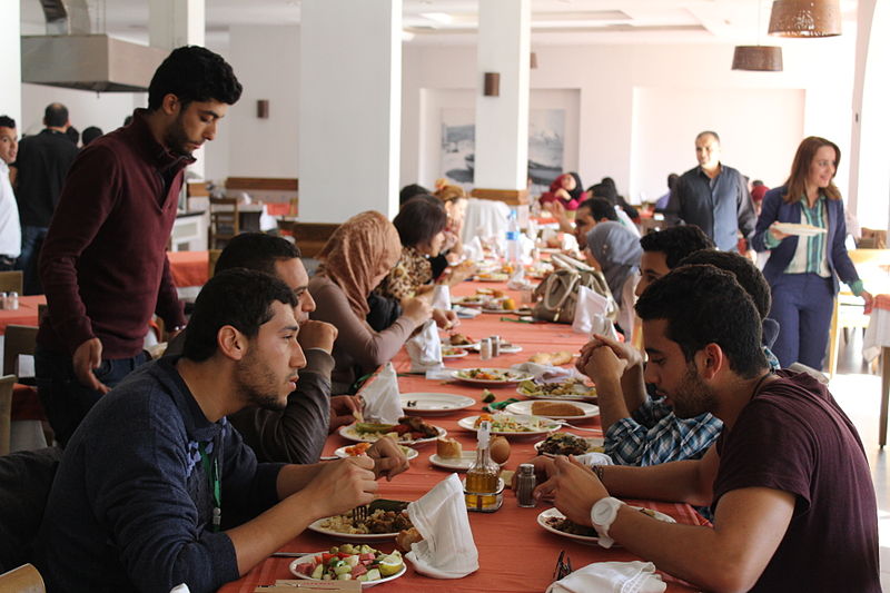 File:People eating in Tunisia 2.JPG