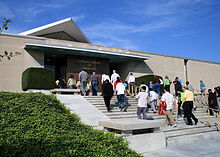 People entering the National Library of Medicine, October 9, 2008.jpg