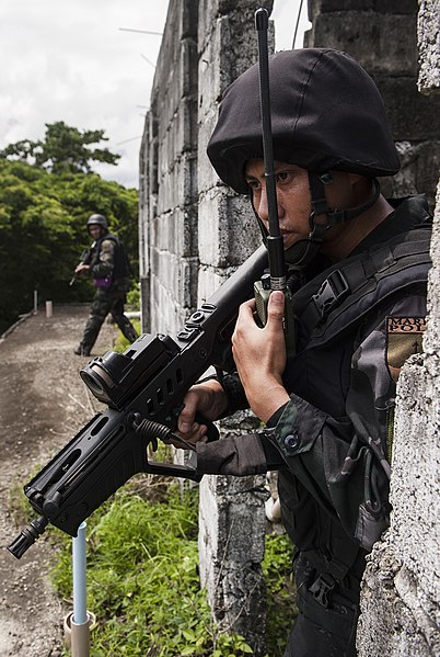 File:Philippine National Police train with JIATF West team.jpg