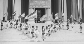 Valokuva Jeffersonin lukion uudisasukkaiden marssista Kansallisarkisto-rakennuksen portailla, perustuslain päivä, 1974