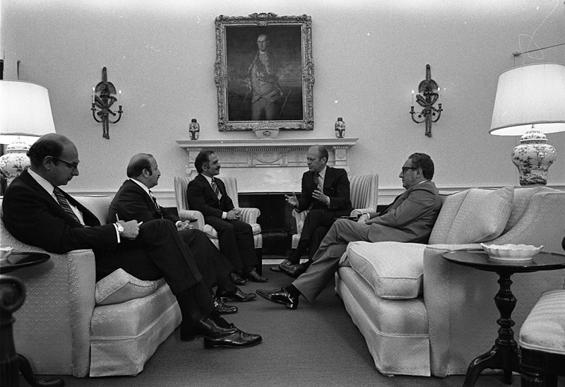 File:Photograph of President Gerald R. Ford Meeting with King Hussein of Jordan in the Oval Office prior to a State Dinner Held in His Majesty's Honor - NARA - 7462018.jpg