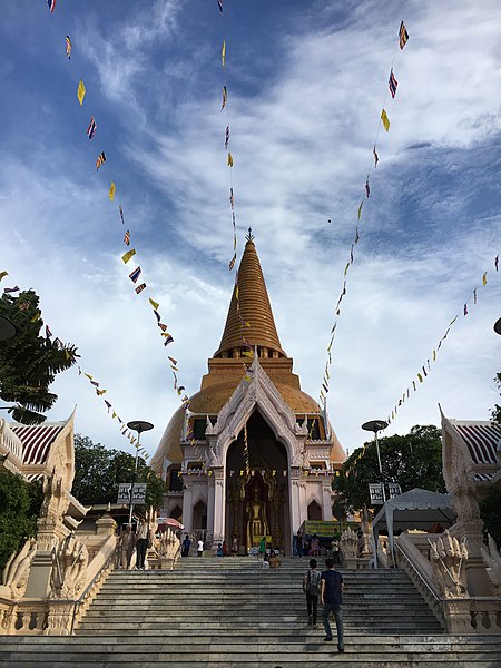 File:Phra Pathommachedi.jpg