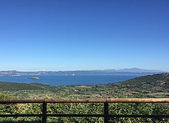 Vista del lago Bolsena desde Montefiascone.