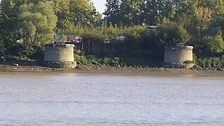 Vestiges des piles de l'ancien pont transbordeur, sur la rive droite de la Garonne, en face du cours du Médoc, d'où la photo a été prise.