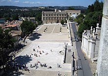 Der Platz des Papstpalastes mit dem Petit Palais im Hintergrund des Platzes; dahinter die Ebene der Rhone und der Pont Saint-Bénézet; dahinter das Fort Saint-André von Villeneuve-lès-Avignon