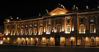 Capitole pada malam hari