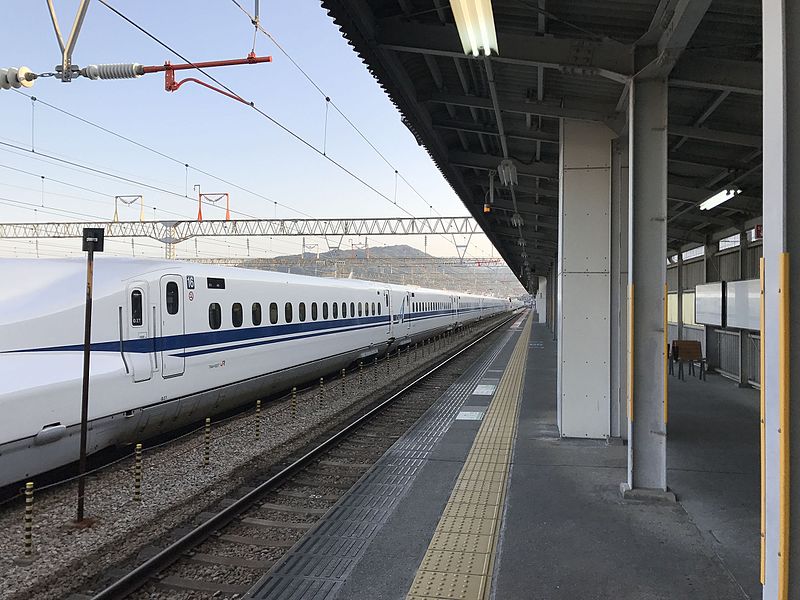 File:Platform of Hakata-Minami Station.jpg