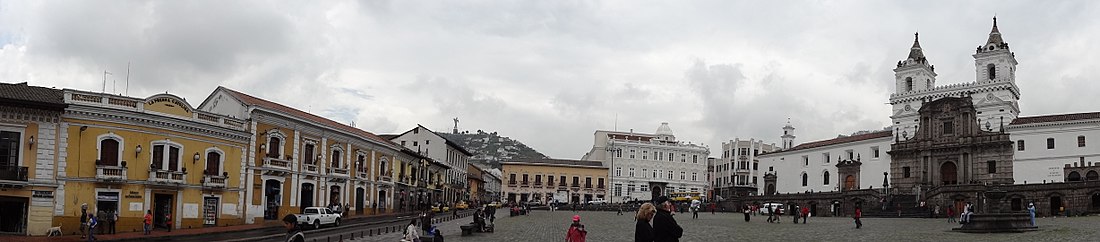 Náměstí sv. Františka se stejnojmenným kostelem a klášterem v historickém centru Quita