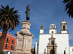 Monumen Hidalgo dan kuil San Francisco di alun-alun Penjamo