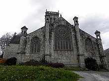 Fotografia dell'abside piatta di una chiesa, aperta da tre grandi finestre