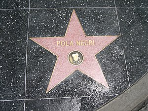 La stelo de Pola Negri sur la Trotuaro de famo en Holivudo