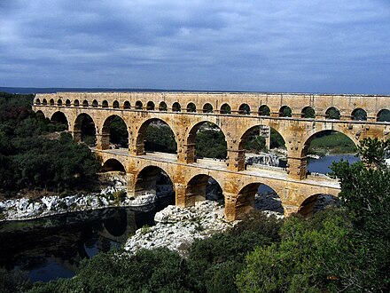 Akuaduk Pont du Gard, yang melintasi Sungai Gardon di Prancis selatan, adalah salah satu Situs Warisan Dunia UNESCO.