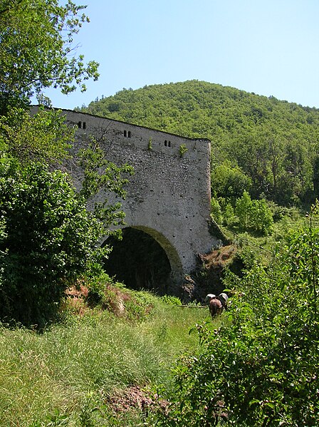 File:Ponte acquedotto di Grand Arvou 2013 abc1.jpg