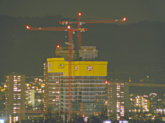 Sitio de construcción de la torre principal en la noche.