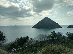 Isla Kukusan idiay Flores