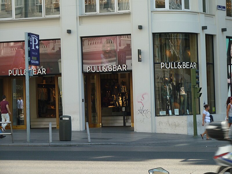 File:Pull & Bear Madrid.JPG