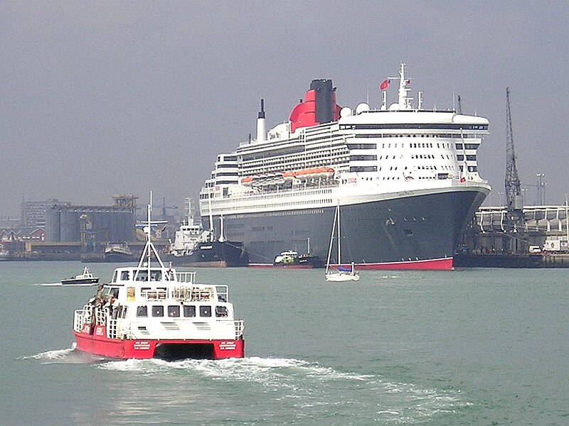 File:QM2 Southampton 12Apr04.jpg