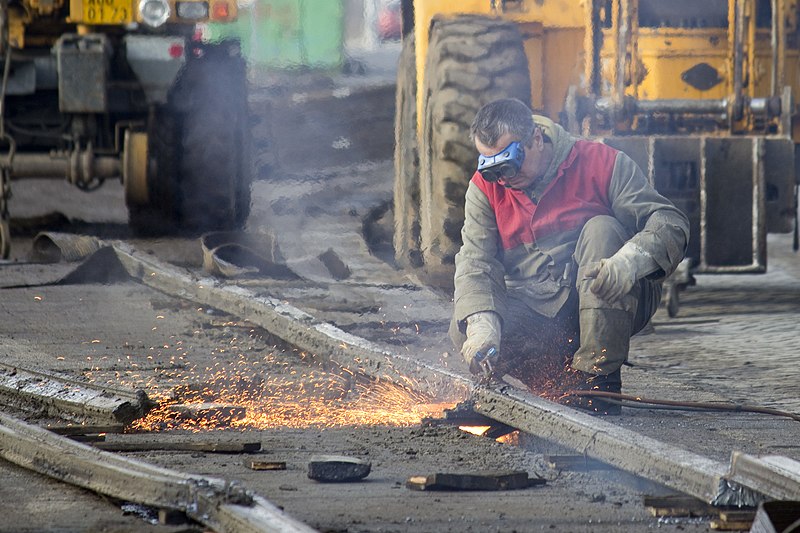 File:Rekonstrukce Nábřeží Kapitána Jaroše, svářeč.jpg