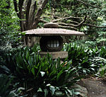 الفانوس الحجرى في إحدى الحدائق اليابانية (ريكوجي-إن في طوكيو)