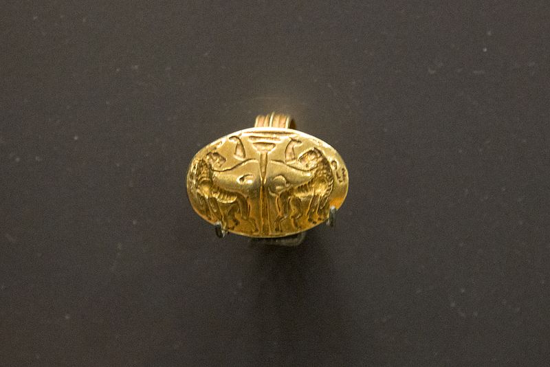 File:Ring, lions to pillar, Mycenae, 1700-1400 BC, Gold, AshmoleanM, AN 1938.1126.142532.jpg