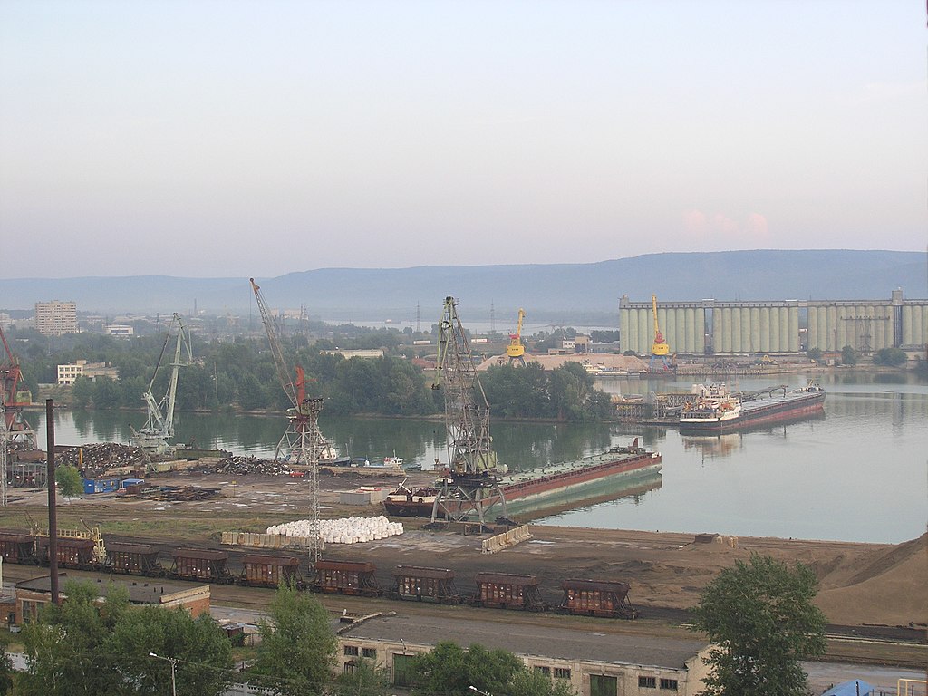 Ficheiro:River port, Togliatti, Russia.JPG