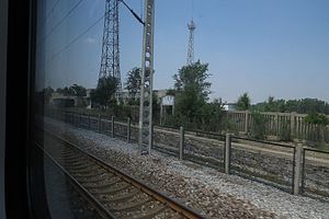 大官亭站的站牌及站房廢棄後仍然保留在京九線西側