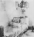 Russischer Photograph - Das Schlafzimmer der »Njanja« im Landhaus der Trubezkojs (Zeno Fotografie).jpg