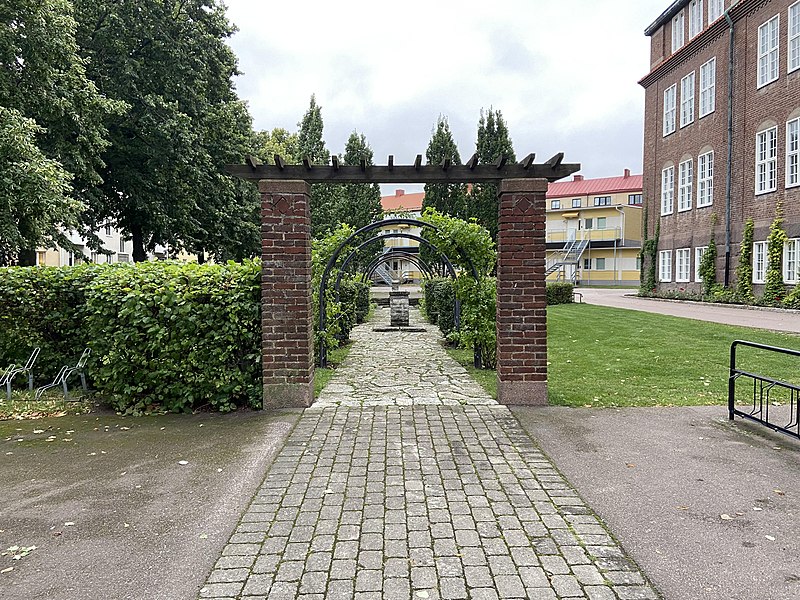 File:Södra sidan, parken vid Katedralskolan.jpg