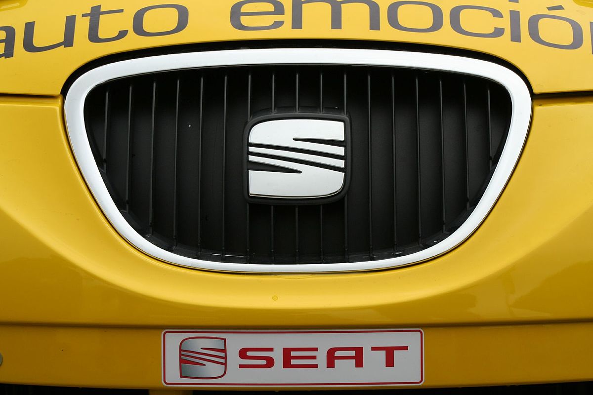 File:Seat Emblema.JPG - Wikimedia Commons