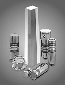 Scintillation crystal surrounded by various scintillation detector assemblies SGCat24454-scint-gris.noirEtBlanc.jpg