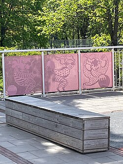 Rosa staket med utstansade illustrationer av lekande barn