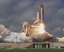 Запуск шаттла «Атлантис» (миссия STS-115) с космодрома на мысе Канаверал.