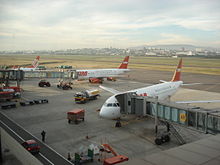 Dos aviones de la LATAM Airlines y uno de la Gol Transportes Aéreos en el Aeropuerto Salgado Filho