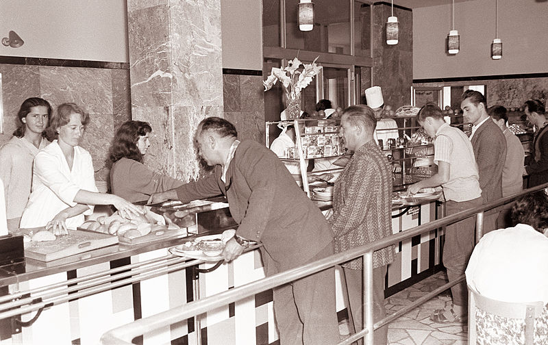 File:Samopostrežna restavracija novega hotela Paka v Velenju 1961.jpg