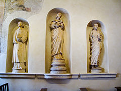 Las estatuas antiguamente en la fachada.