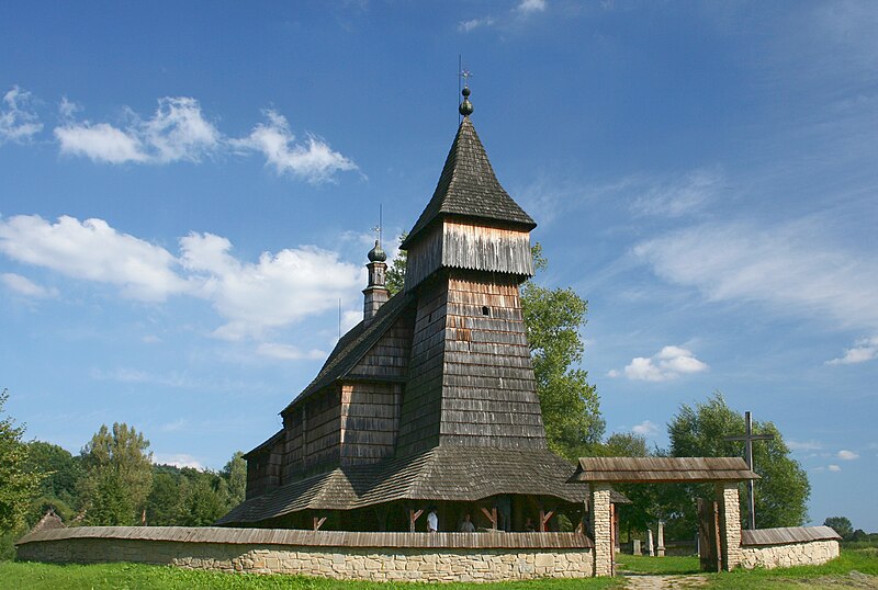 File:Sanok skansen kościół Bączal Dolny 20.08.08 p.jpg