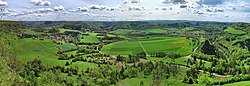 Scey, panorama van de 3 valleien vanaf de rots van Colonne.jpg