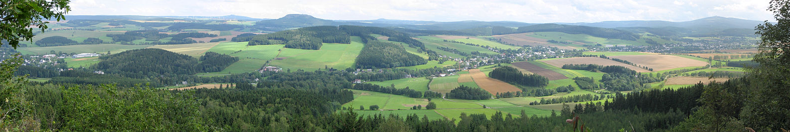 Panorama over Scheibenberg (807 m ü. NN) Richtung Crottendorf med landsbyen Walthersdorf og Fichtelberg (1215 m ü. NN) und Bärenstein (897 m ü. NN). (fra højre)