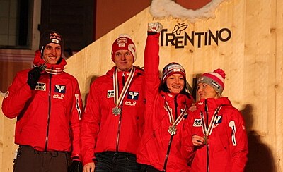 Brązowi medaliści konkursu drużyn mieszanych: Gregor Schlierenzauer, Thomas Morgenstern, Jacqueline Seifriedsberger, Chiara Hölzl