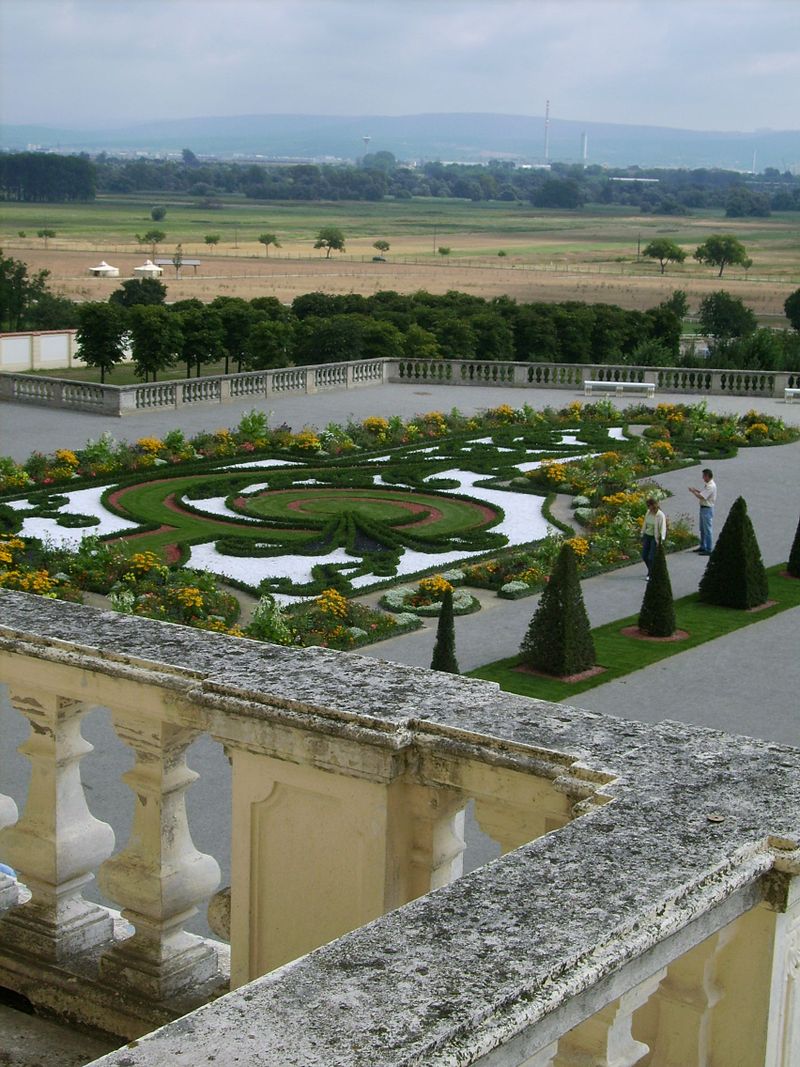 Schloss hof garden02.jpg