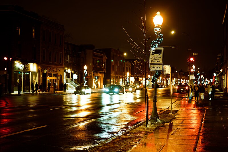 File:Sherbrooke Street and Claremont Avenue at night, Westmount, December 9, 2023.jpg