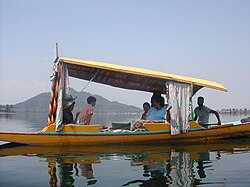 Una tipica shikara sul lago Dal