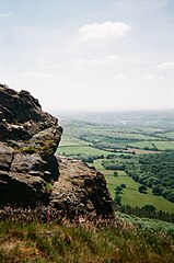 De rotsen boven de velden van Shropshire